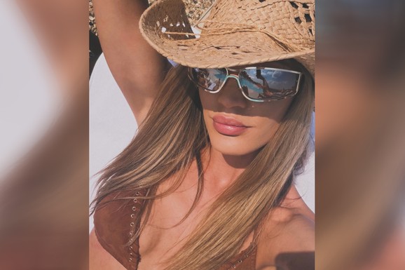 NIZALA SKANDALE, PA NESTALA IZ JAVNOSTI Pevačica rodila ćerku i promenila lični opis: Sada podelila sliku u bikiniju i oduševila sve (Foto)