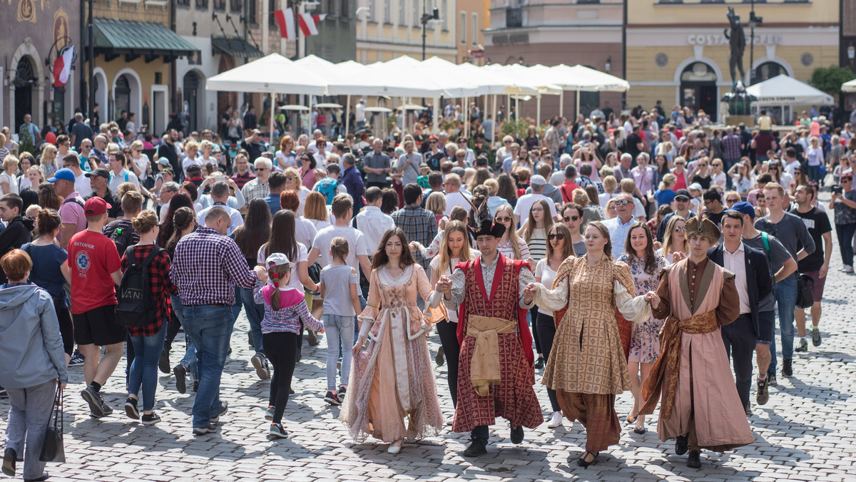 Do szanowania konstytucji, nie tylko tej sprzed 227 lat, ale i obecnie obowiązującej wezwał w Poznaniu w trakcie obchodów Święta Konstytucji 3 Maja prezydent miasta Jacek Jaśkowiak. Uroczystości uświetnił pokaz zabytkowych pojazdów, zaplanowano też patriotyczny koncert.