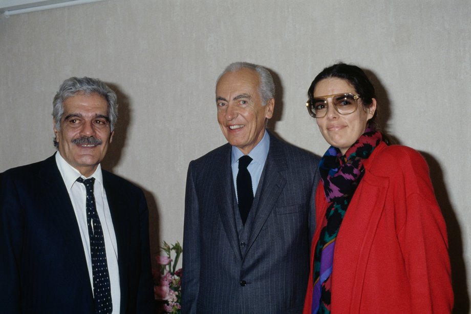 Andre Bettencourt i Françoise Bettencourt-Meyers w 1988 r. Po lewej stoi egipski aktor Omar Sharif.