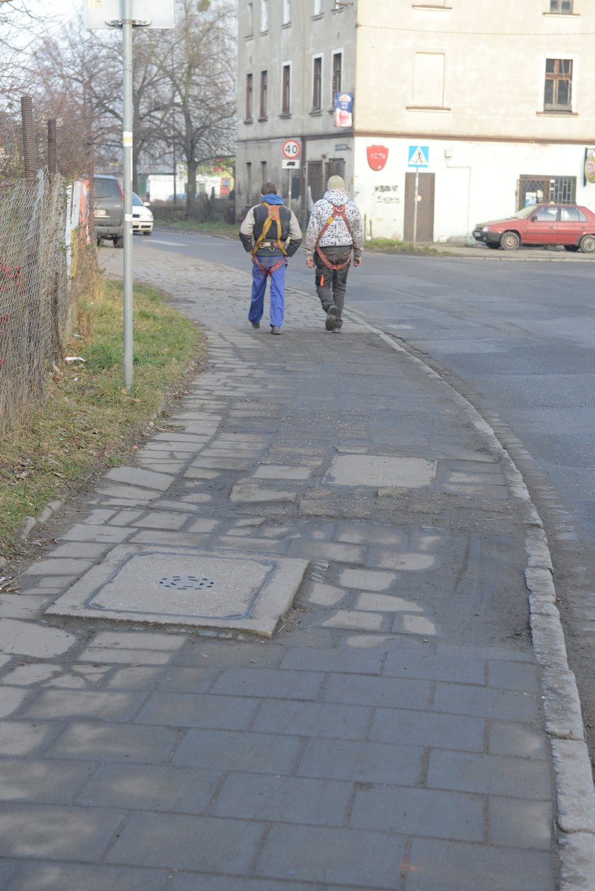 Wystające, nierówne płyty to zmora przechodniów