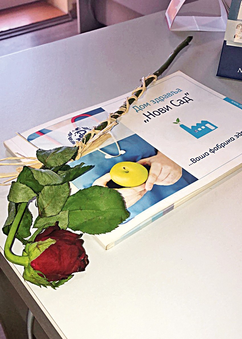 Uvele ruže koje je ostavljao radnicima podseća na „potpis“ mafijaša Don Vita Korleonea