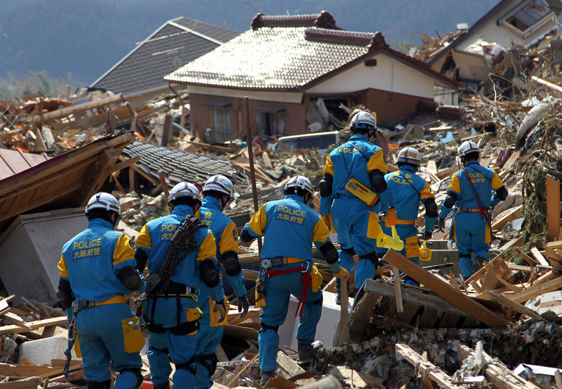 Policja przeszukuje teren po trzęsieniu ziemi w Japonii, Rikuzentakada, prefektura Iwate (4).