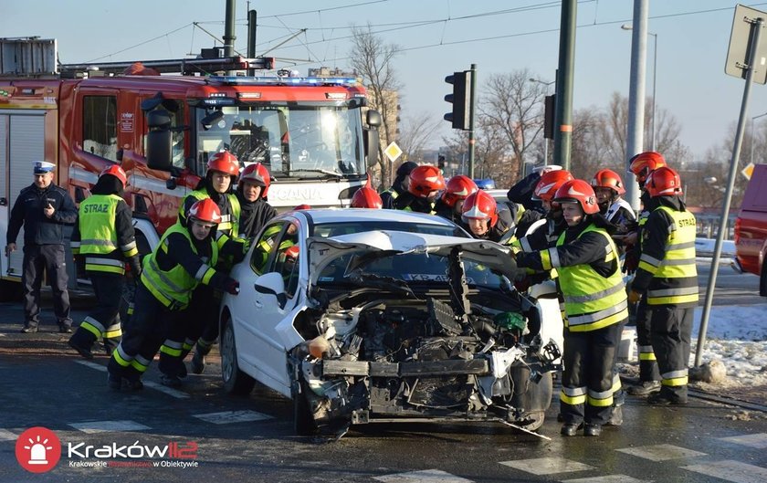 Wypadek karetki. Trzy osoby ranne