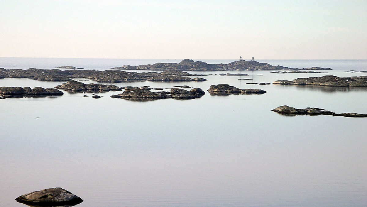 Wyciek paliwa z dwóch zbiorników o łącznej pojemności 500 ton z islandzkiego kontenerowca, który osiadł w nocy z czwartku na piątek na mieliźnie w pobliżu norweskich wysp Hvaler przy granicy ze Szwecją, zagraża dwóm parkom narodowym.