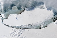 Elkezdett szétrepedni a világ legnagyobb jéghegye