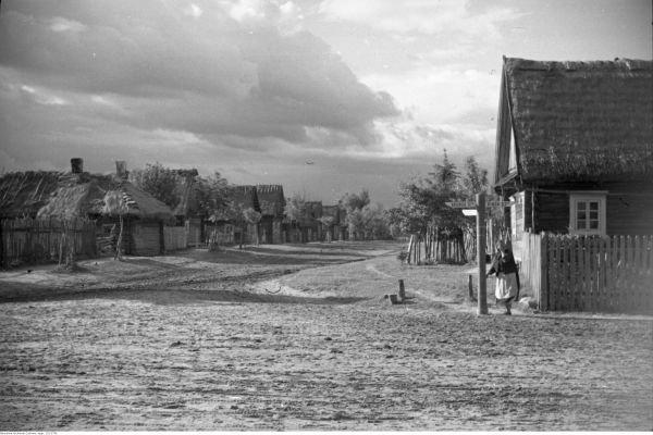 Ulica niezidentyfikowanej wsi na Polesiu, rok 1936 (fot. Henryk Poddębski, domena publiczna).