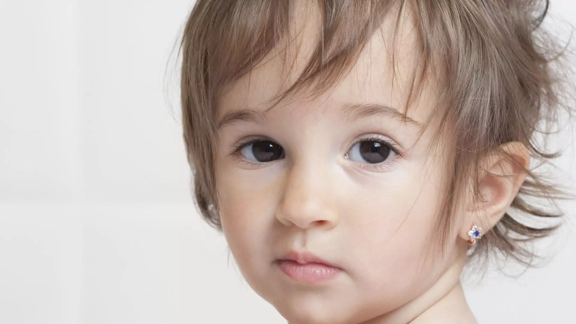W Wielkiej Brytanii zakażą przekłuwania uszu dzieciom? Pod petycją podpisało się 33 tys.osób!