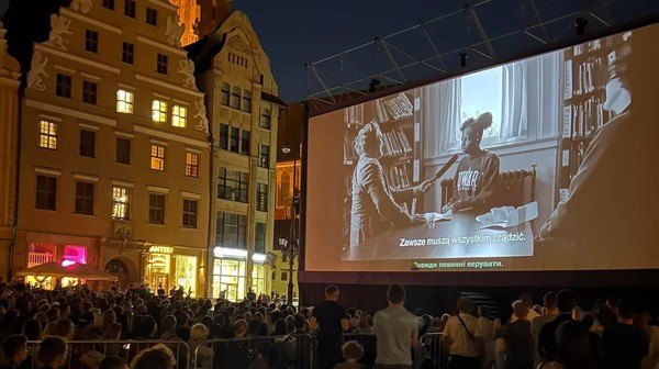 Pokazy filmowe w Rynku cieszą się wielką popularnością wśród wrocławian i turystów. Tym razem bezpłatnie będzie można zobaczyć klasyk polskiego kina