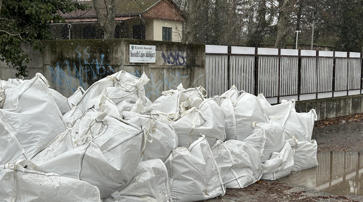 Homokzsákokkal védik a Római-part utcáit a Dunától / Fotó: Blikk