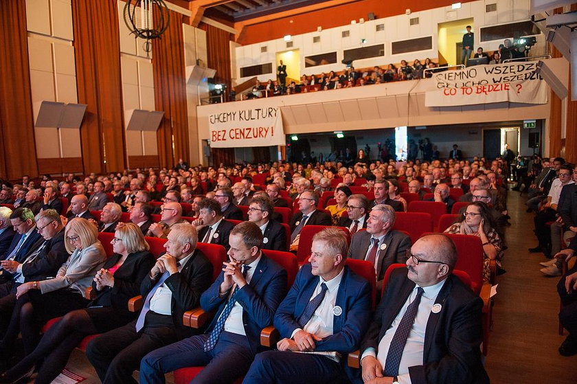 Morawiecki przemawiał, 93-letni weteran nie wytrzymał i wyszedł