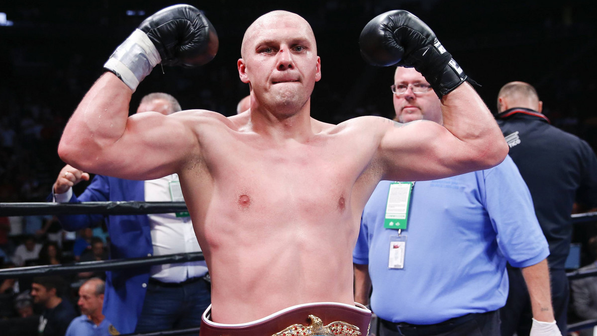 Krzysztof Głowacki (25-0, 16 KO) znokautował w jedenastej rundzie Marco Hucka (38-3-1, 26 KO) na gali Premier Boxing Champions w Newark, zdobywając tytuł mistrza świata WBO wagi junior ciężkiej. Okazuje się jednak, że gdyby nie nokaut "Główka" po ostatnim gongu mógłby przegrać, bo w momencie przerwania walki na punkty u wszystkich sędziów prowadził Huck: 96-93, 95-94, 96-93.