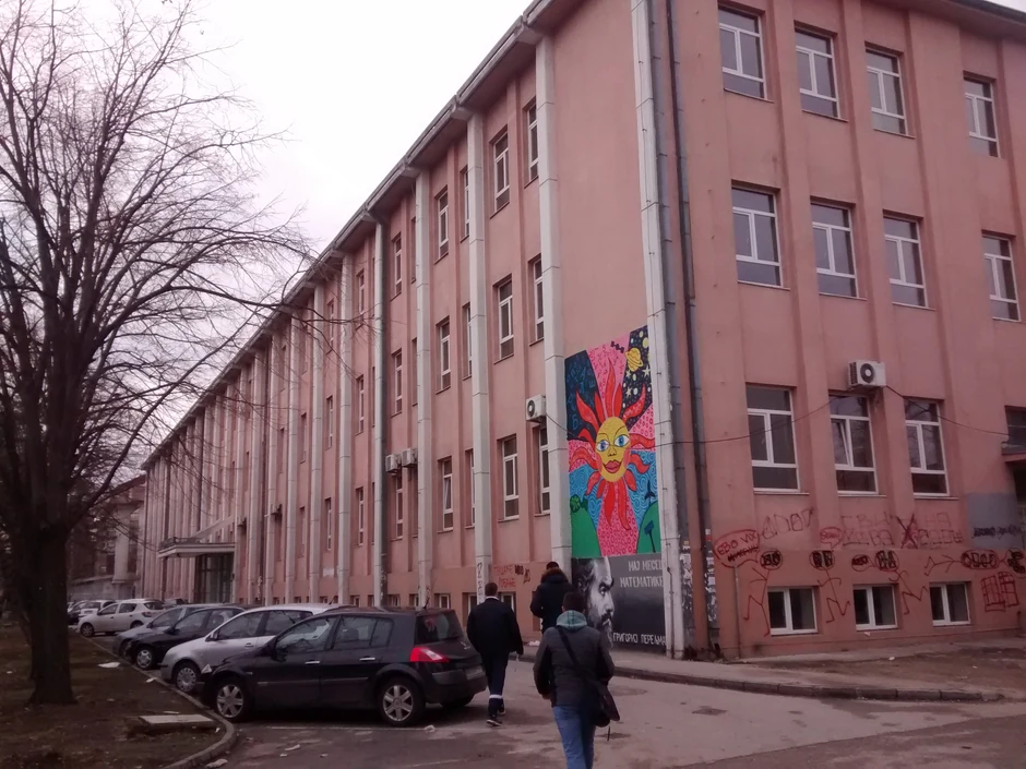 Učenik drugog razreda Prve tehničke škole u Kragujevcu onesvestio se nakon udarca pesnicom od učenika starijeg razreda