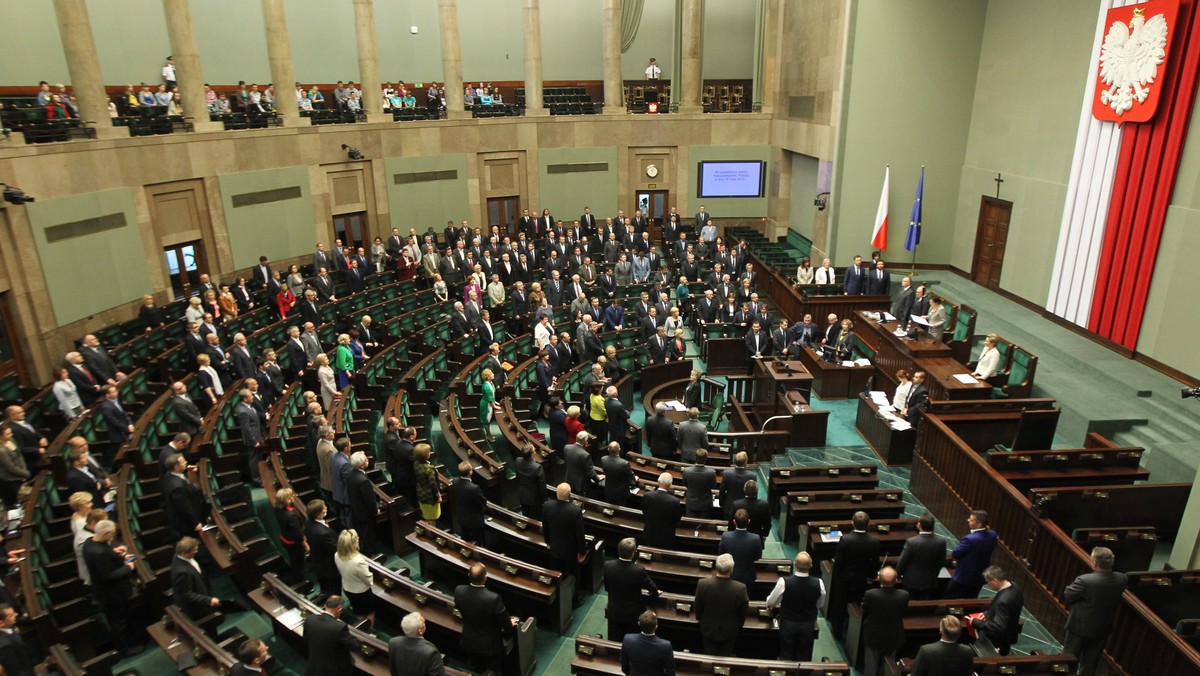 Rekonstrukcja rządu niemal na pewno obejmie resorty edukacji i sportu, możliwe są też zmiany w ministerstwie transportu, środowiska oraz administracji - informują źródła PAP w PO. Wśród kandydatów na ministrów wymieniani są: Małgorzata Kidawa-Błońska, Ireneusz Raś i Stanisław Gawłowski.