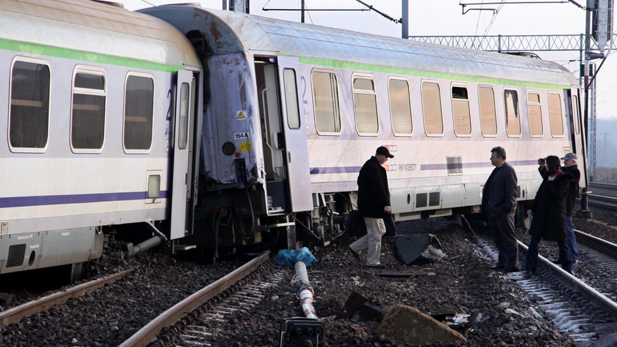 Osiem wagonów pociągu Intercity relacji Szczecin - Warszawa wypadło z torów w miejscowości Krzewie (łódzkie). Dwie osoby zostały ranne. Pociągiem podróżowało około 250 osób. Według policji maszynista był trzeźwy.