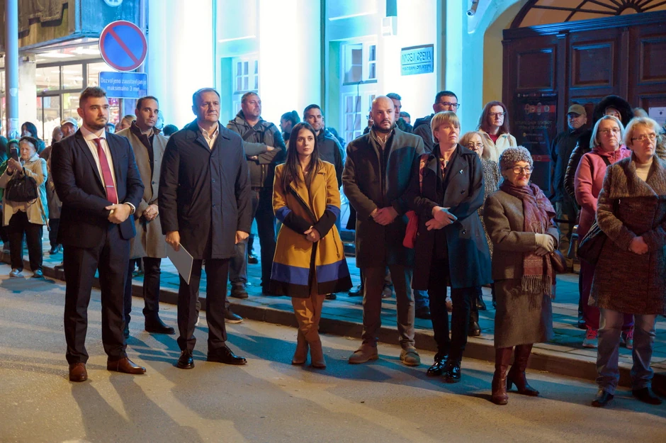 Red ispred muzeja u Sremskoj Mitrovici