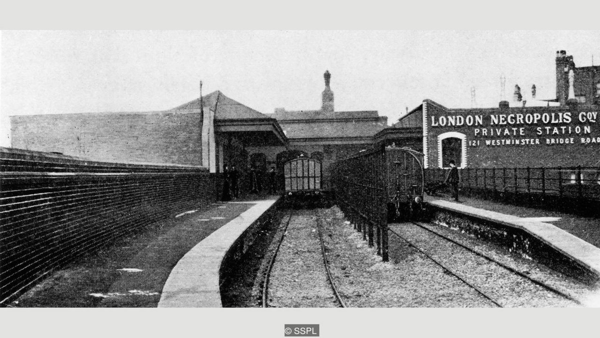Kolej London Necropolis została otwarta w listopadzie 1854 roku przez London Necropolis Company. Tuż przy londyńskiej stacji Waterloo już przed 11 zbierali się żałobnicy, którzy chcieli towarzyszyć w ostatniej podróży swoim bliskim. W pobliżu dworca znajdowały się trzy poczekalnie, po jednej dla pasażerów każdej klasy. Gdy wszyscy pasażerowie znajdowali się w pociągu, to zajmowano się załadunkiem trumien do wagonu pogrzebowego.