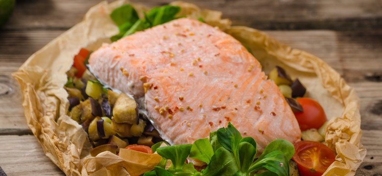 Pieczony łosoś z cytryną i ziołami. Najprostszy przepis na zdrowy obiad