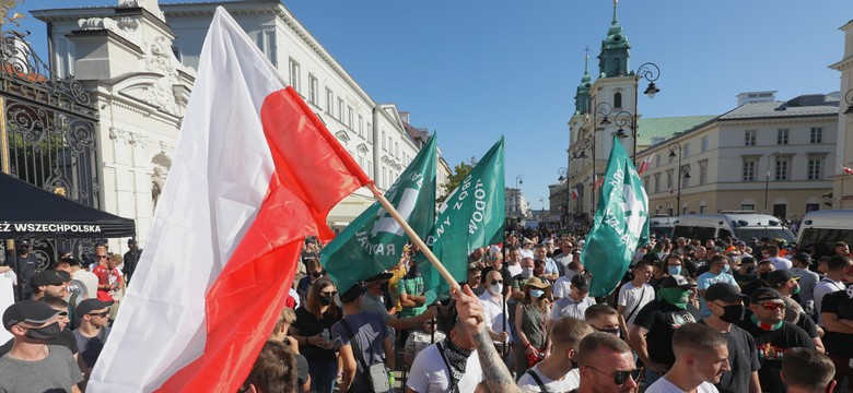 Spalenie tęczowej flagi na wiecu narodowców. "Tylko frajerzy boją się tęczy"