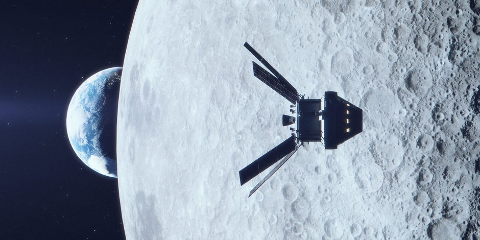 Wizualizacja przedstawiająca statek kosmiczny Orion okrążający Księżyc