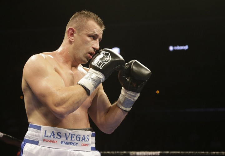 Bokser Tomasz Adamek został kandydatem na europosła Solidarnej Polski. Pięściarz zapewniał, że postara się sprostać zadaniu, jakie stawia przed nim partia, a konkretnie jej wyborcy. W Parlamencie Europejskim zamierza skupić się przede wszystkim na obronie życia. Adamek przekonywał też, że wcześniej miał wiele propozycji startu w wyborach, ale był młodszy i wolał toczyć walki ringowe. Dlaczego wybrał Solidarną Polskę? Bo, jak tłumaczył, partia ta prezentuje program, z którym Adamek może się utożsamić.