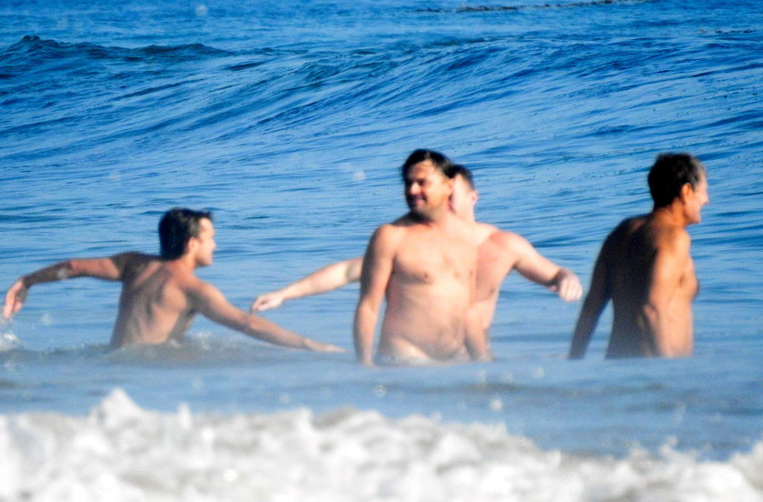 DiCaprio wylegiwał się na plaży z kumplami.