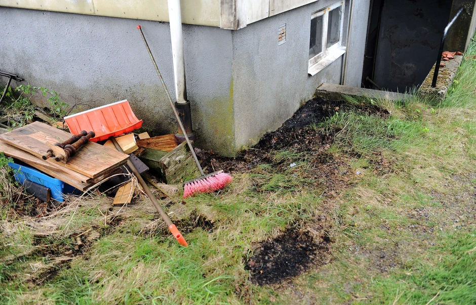 Tragovi požara u dvorištu kuće švedskog karikaturiste