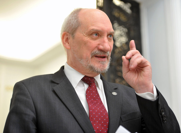 Macierewicz wyjaśnia: Śmieci leżały na prawo od brzozy