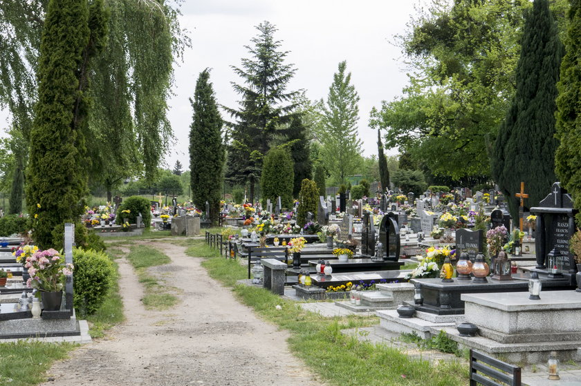 Błoto na cmentarzu w Katowicach-Piotrowicach