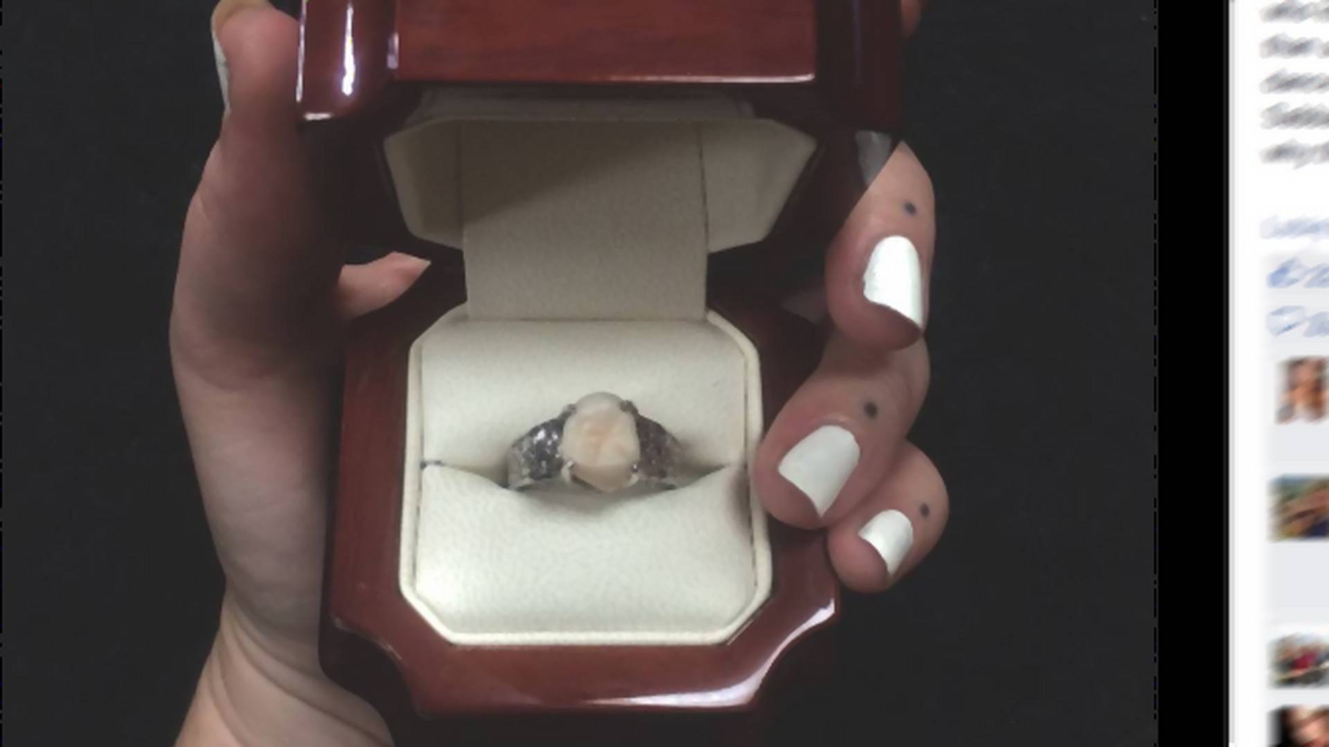 Tak dziwacznego pierścionka zaręczynowego jeszcze nie widzieliśmy
