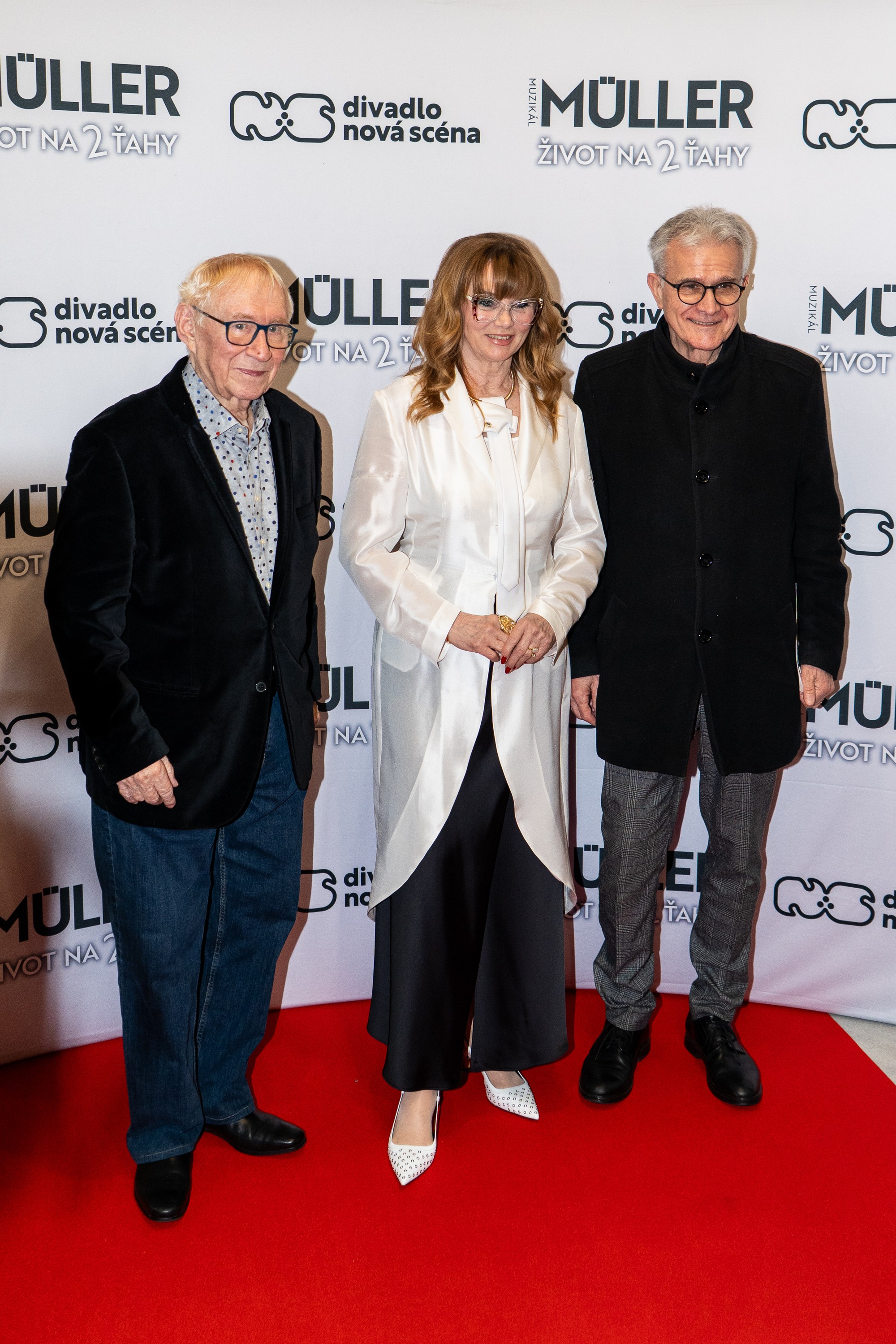 Premiéra muzikálu Müller – Život na dva ťahy : herec a spevák Karol Čálik (vľavo) a riaditeľka Novej scény Ingrid Fašiangová (uprostred) a herec Štefan Bučko (vpravo). 