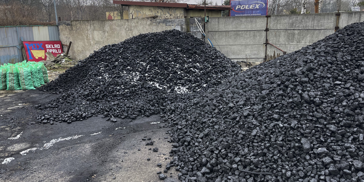  Gmina może sprzedawać węgiel mieszkańcom w cenie nie wyższej niż 2 tys. zł za tonę. Wydłużono terminy składania wniosków.