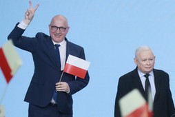 Jarosław Kaczyński i Joachim Brudziński podczas wieczoru wyborczego PiS