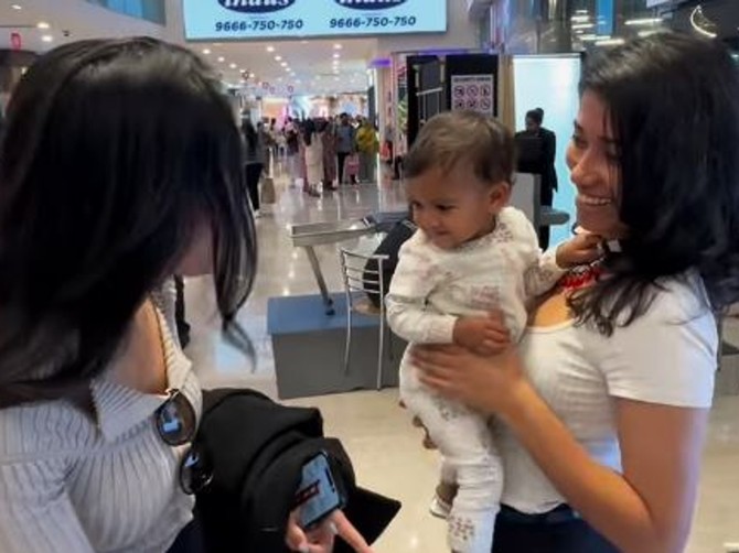Beba je videla maminu sestru bliznakinju na aerodromu