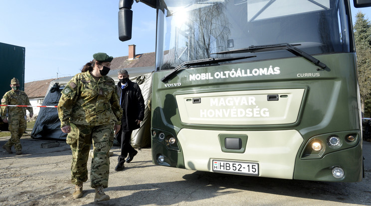 Lakossági oltás a honvédség oltóbuszában  / Fotó: MTI Kovács Attila