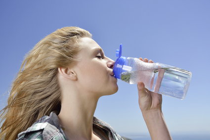 Alternatywy dla butelkowanej wody mineralnej. Tak możesz oszczędzić