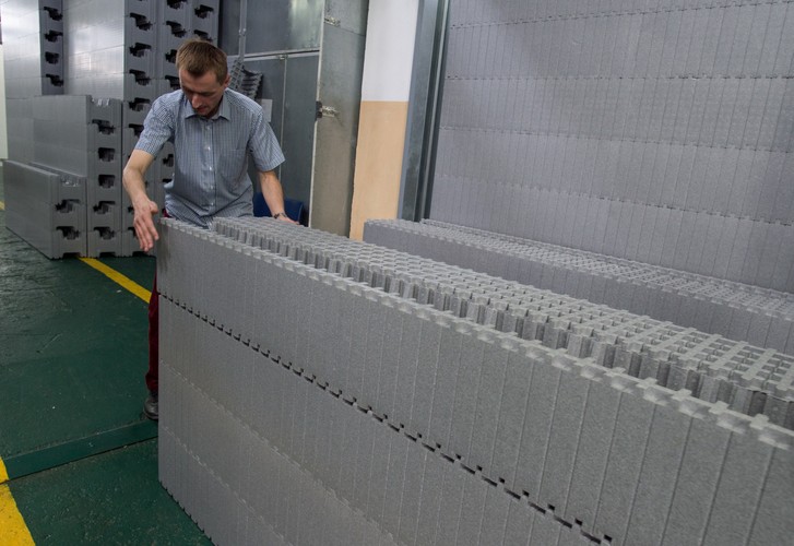 Kolejnym etapem po wykonaniu szalunku dla wszystkich ścian jest wykonanie zbrojenia nadproży i wieńca. Po wykonaniu tych prac szalunek można wypełnić betonem.<br><br>fot.  (gm/mr) PAP/Grzegorz Michałowski