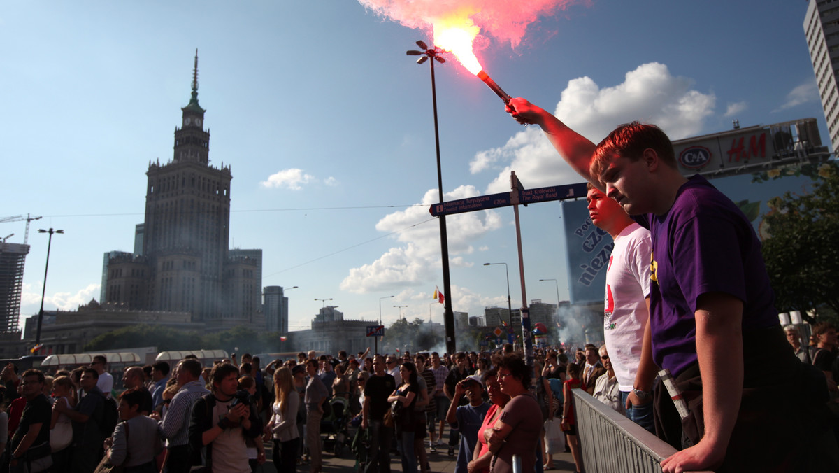 Punktualnie o godz. 17. w stolicy rozległy się dźwięki syren alarmowych oraz bicie kościelnych dzwonów. Zatrzymali się przechodnie, samochody oraz autobusy. Mieszkańcy stolicy w milczeniu uczcili pamięć o powstańcach warszawskich.