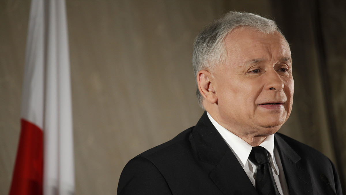 Jarosław Kaczyński wsparł dziś w Krakowie Zuzannę Kurtykę w jej starcie w wyborach parlamentarnych. Wdowa pod zmarłym w katastrofie smoleńskiej prezesie IPN Januszu Kurtyce, reprezntuje PiS w wyborach do Senatu. - Z moralnością jest ostatnio wielki kłopot i musimy bardzo zabiegać o zmianę, aby ta kadencja przyniosła daleko idący przełom - mówił prezes PiS.