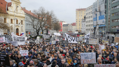 Hatalmas tömeg tombolt: így ünnepelték a miniszterelnök lemondását Szlovákiában – galéria