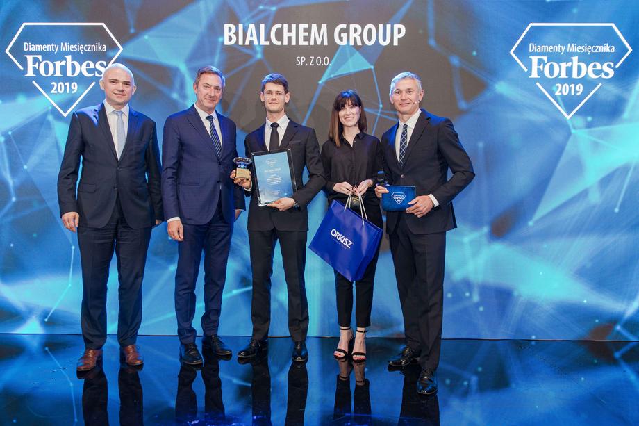 Łukasz Sawicki, członek zarządu Bialchem Group, odbiera zasłużoną statuetkę i dyplom dla najdynamiczniej zwiększającej swoją wartość firmy