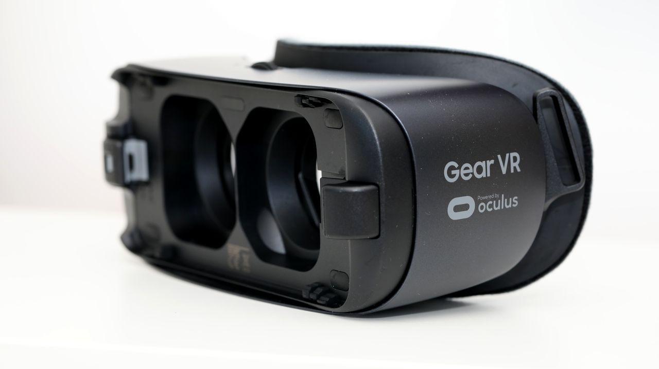 Gear VR vyvíja pre Samsung firma Oculus. Logické je tak spojenie s ich virtuálnym obchodom s aplikáciami