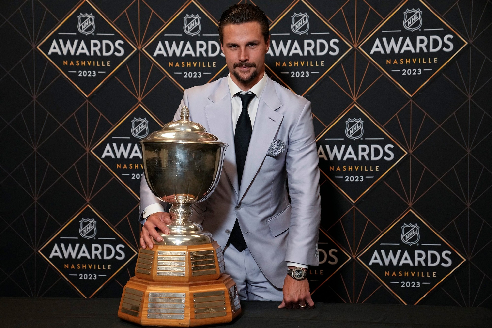 Hockey Hokejista San Jose Sharks Erik Karlsson pózuje po zisku Norris Trophy na udeľovaní cien NHL.