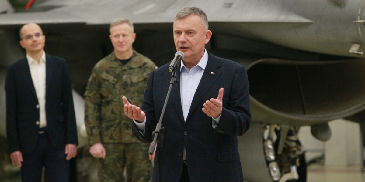 Wiceminister obrony narodowej Paweł Bejda podczas opłatkowego spotkania z żołnierzami.