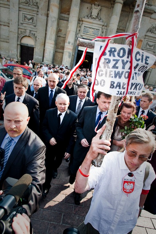 10.08.2010. Warszawa. Jarosław Kaczyński złożył kwiaty i modlił się pod krzyżem przed Pałacem Prezydenckim w 4 miesiące po katastrofie smoleńskiej. Fot. Marcin Kalinski/ Newspix.pl