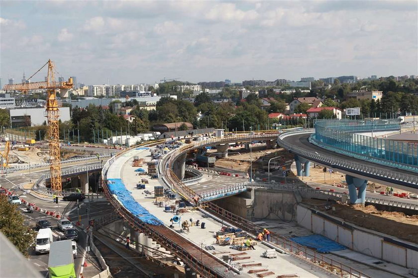 Tak pojedziesz po rondzie na Łopuszańskiej