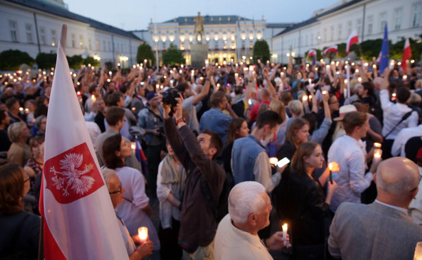 Policjanci wylegitymowali 52 osoby, wystawili dwa mandaty i jeden wniosek do sądu o ukaranie w związku z próbą zablokowania jezdni na rondzie Sedlaczka nieopodal Sejmu - u zbiegu ulic Myśliwieckiej, Rozbrat i Łazienkowskiej