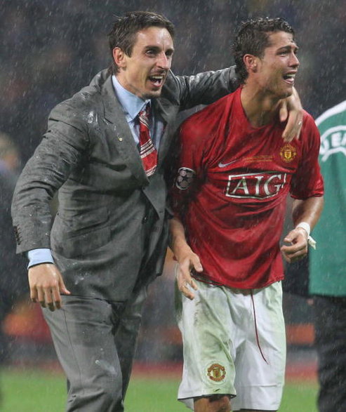 Gary Neville i Cristiano Ronaldo po zwycięstwie Manchesteru United w finale Ligi Mistrzów w 2008 r.
