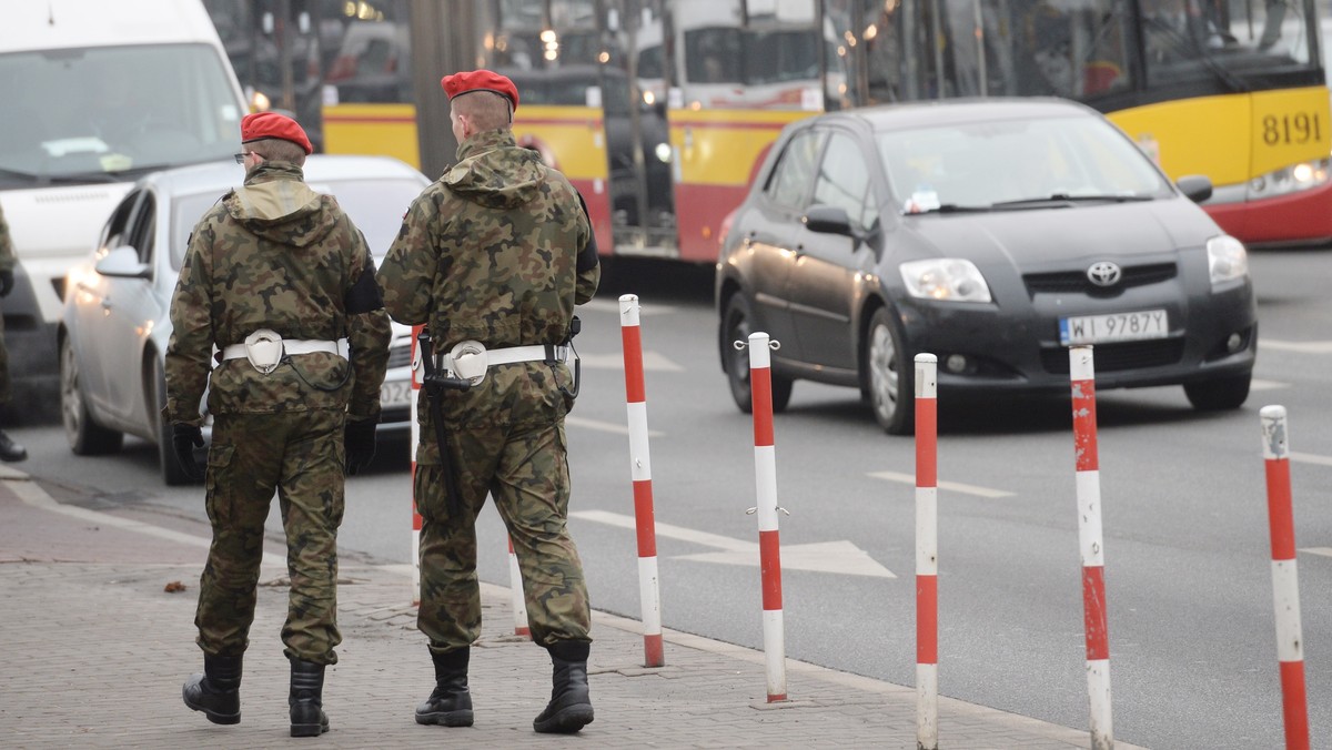 Żandarmeria Wojskowa do 15 stycznia 2017 r. ma wspierać policję m.in. w patrolowaniu ulic. Premier Beata Szydło podpisała właśnie zarządzenie w tej sprawie; decyzja ma związek m.in. z zamachami w Turcji i Niemczech. Z wnioskiem w tej sprawie zwrócił się do niej szef MSWiA Mariusz Błaszczak.