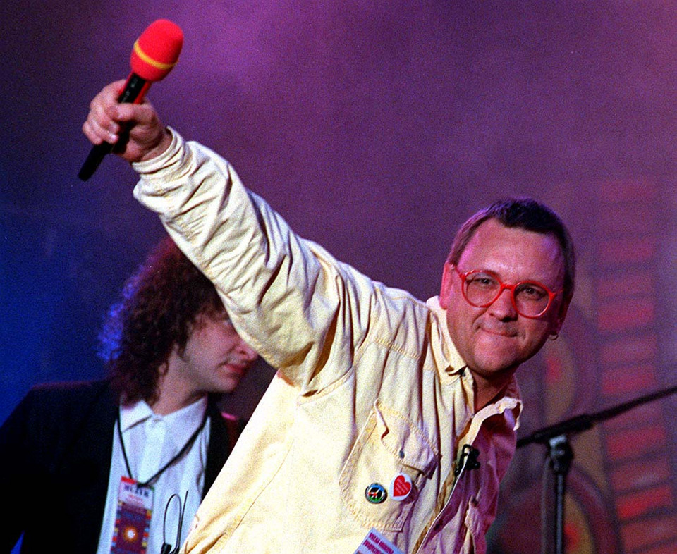 Jurek Owsiak na scenie w czasie finału WOŚP w 1996 roku