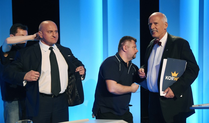 Kandydaci na urząd prezydenta Marian Kowalski i Janusz Korwin-Mikke po debacie prezydenckiej w studiu TVP w Warszawie